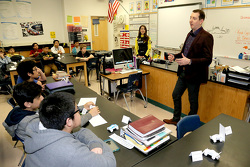 NASCAR-Champion Kyle Busch, Joe Gibbs Racing Toyota, bei der Lawrence Junior High School