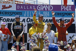 Podio: il vincitore Keke Rosberg, Williams, secondo René Arnoux, Ferrari, terzo Elio de Angelis, Lotus