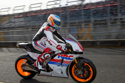 Fernando Alonso pilote une moto Honda