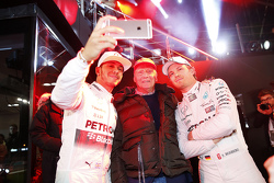 Niki Lauda met wereldkampioen F1 2015 Lewis Hamilton en Nico Rosberg