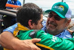 Paulo Gomes celebra com Marcos Gomes