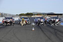 I piloti posano con il trofeo