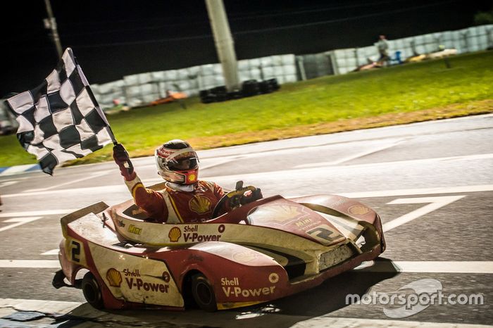 Dennis Dirani comemora a vitória do kart #2