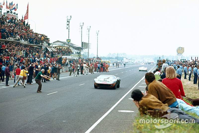 Jacky Ickx, Jackie Oliver, J. W. Automotive Engineering Ltd., Ford GT40, takes the chequered flag