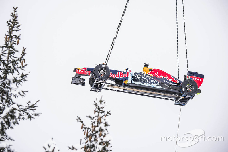 Red Bull RB7 llega en helicóptero