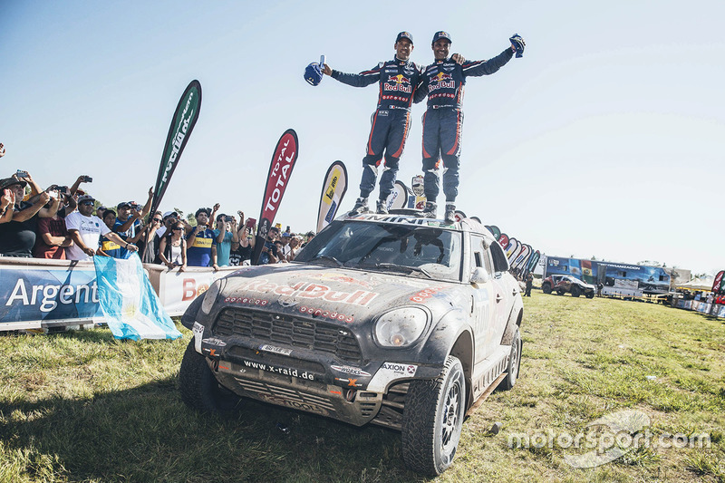 Segundo lugar de la categoría de autos Nasser Al-Attiyah y Matthieu Baumel