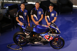 Sylvain Guintoli e Alex Lowes con Paul Denning, team principal Pata Yamaha