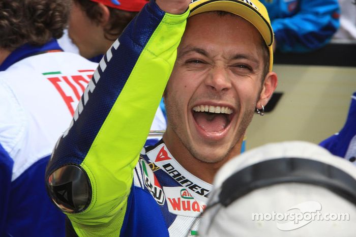 Ganador de la carrera Valentino Rossi celebra