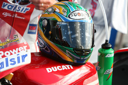 Le casque et la gourde de Troy Bayliss