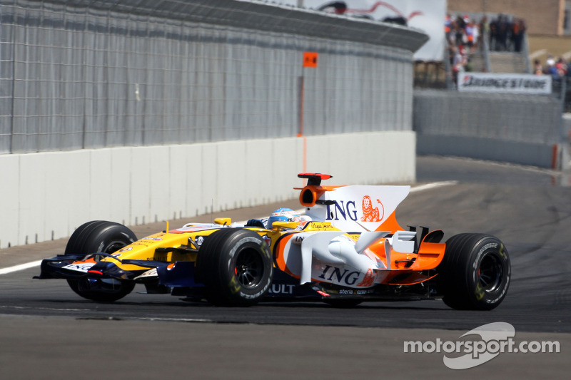 Fernando Alonso, Renault F1 Team, con el auto dañado