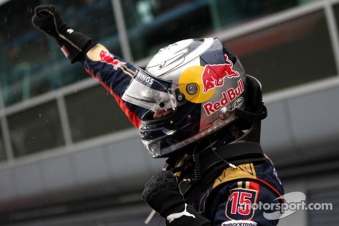Ganador de la pole position Sebastian Vettel celebra