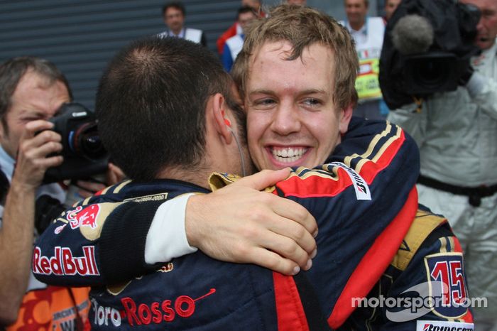 Ganador de la pole position Sebastian Vettel celebra