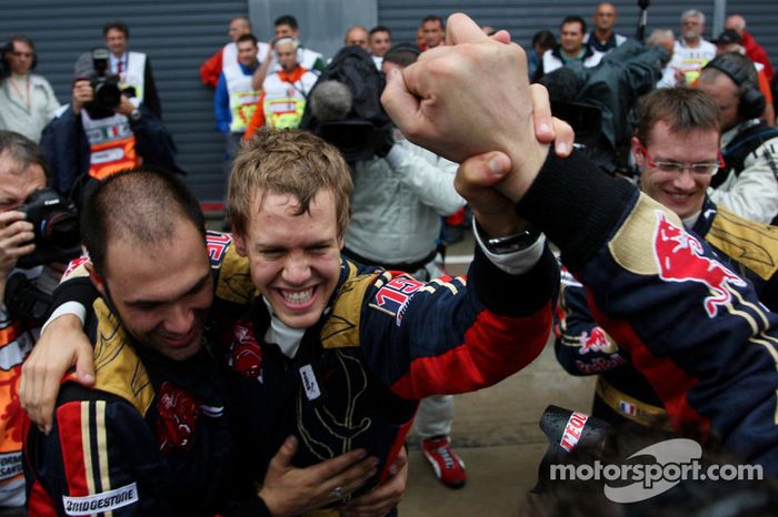 Ganador de la pole position Sebastian Vettel celebra