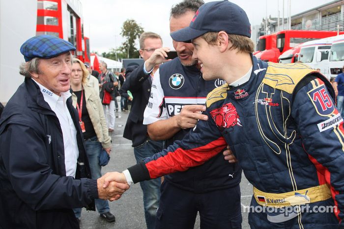 Ganador de la pole position Sebastian Vettel celebra con Sir Jackie Stewart