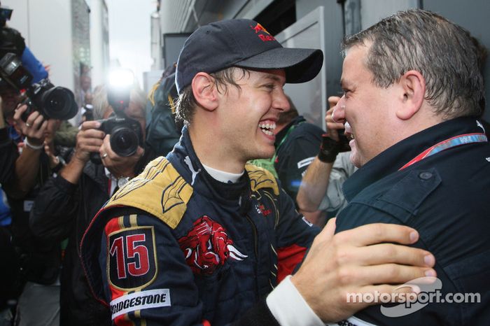 Ganador de la pole position Sebastian Vettel celebra con el equipo