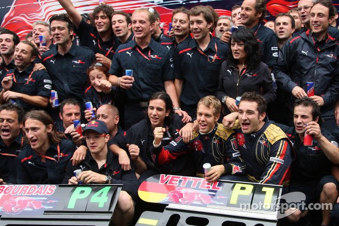 Ganador de la pole position Sebastian Vettel celebra con Sébastien Bourdais y el equipo