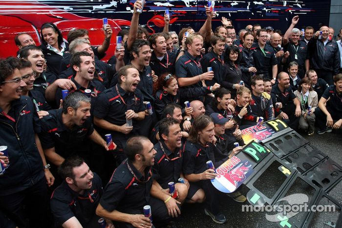 Ganador de la pole position Sebastian Vettel celebra con Sébastien Bourdais y el equipo