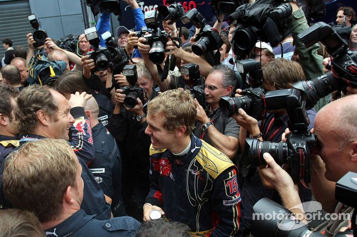 Ganador de la pole position Sebastian Vettel celebra