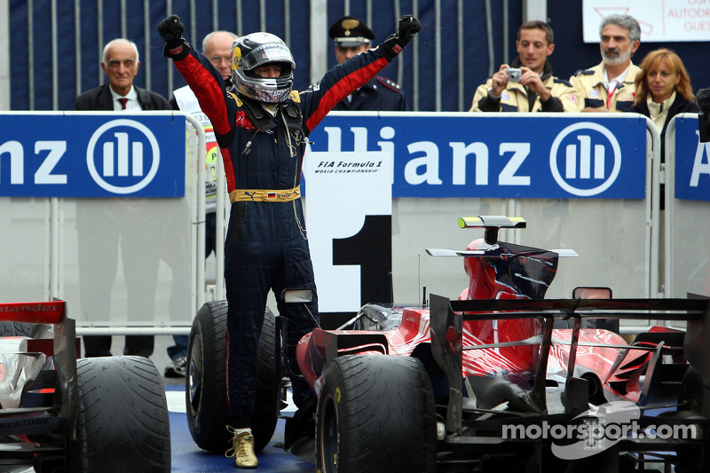 Siegerjubel: Sebastian Vettel ist ein Grand-Prix-Gewinner!