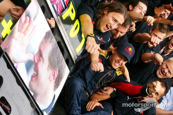 Ganador de la carrera Sebastian Vettel celebra con miembros del equipo Scuderia Toro Rosso