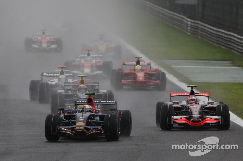 Sebastian Vettel, Scuderia Toro Rosso, STR03 en Heikki Kovalainen, McLaren Mercedes, MP4-23