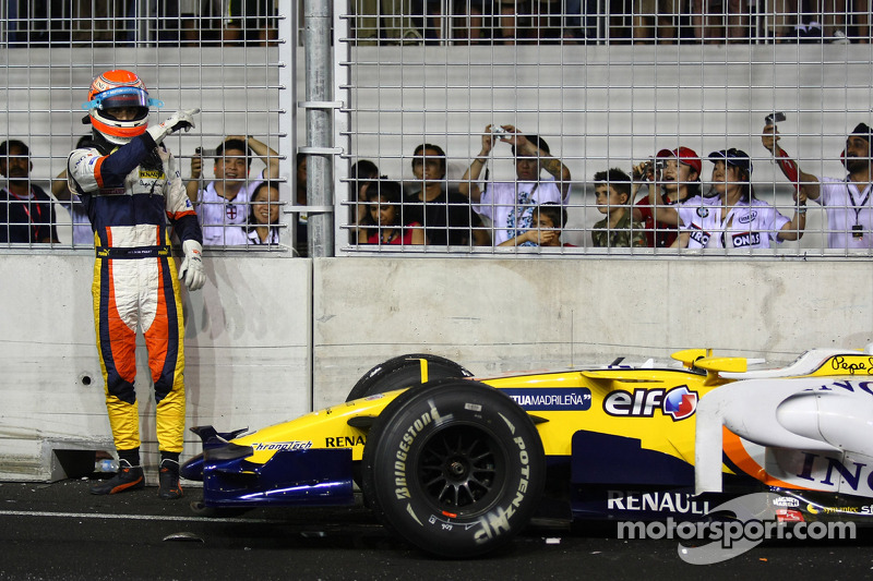 В 2008 году пилот Renault Нельсон Пике-младший намеренно разбил машину в нужный момент, чем обеспечил победу своему напарнику Фернандо Алонсо