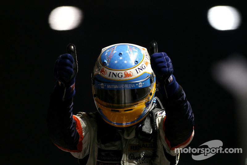 Ganador de la carrera Fernando Alonso celebra