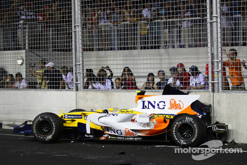 Nelson A. Piquet, Renault F1 Team, crashes