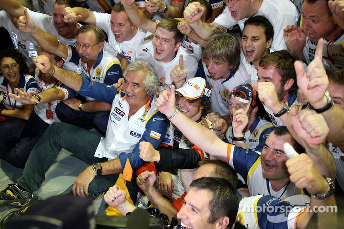 Ganador de la carrera Fernando Alonso celebra con Flavio Briatore y Renault F1 los miembros del equi