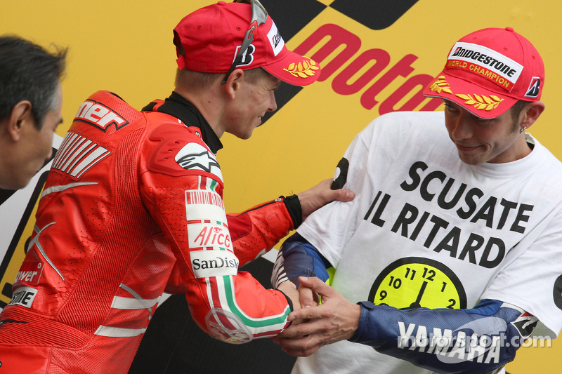 Podio: ganador de la carrera y campeón del mundo 2008 Valentino Rossi y Casey Stoner el segundo lugar celebran