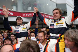 Le vainqueur Fernando Alonso fête avec Nelson A. Piquet et les membres de l'équipe Renault F1