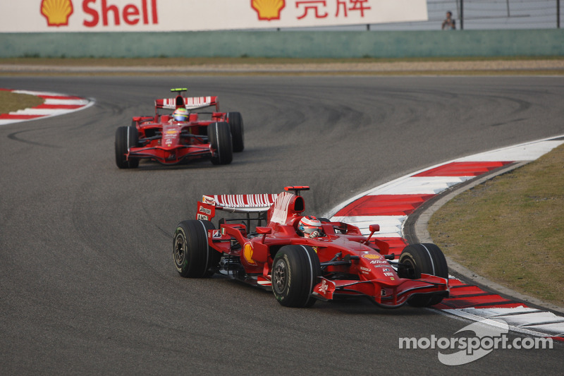 Kimi Räikkönen por delante de Felipe Massa en China 2008