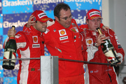 Podio: champaña para Felipe Massa, Kimi Raikkonen y Stefano Domenicali