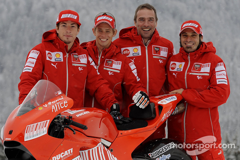 Nicky Hayden, Casey Stoner, Livio Suppo and Vittoriano Guareschi with the new Ducati Desmosedici GP9