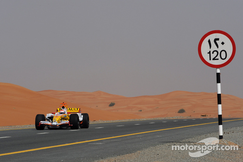 Romain Grosjean bestuurt de Renault F1 R28 op de snelweg van Dubai