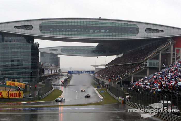 Safety car à frente dos carros da F1