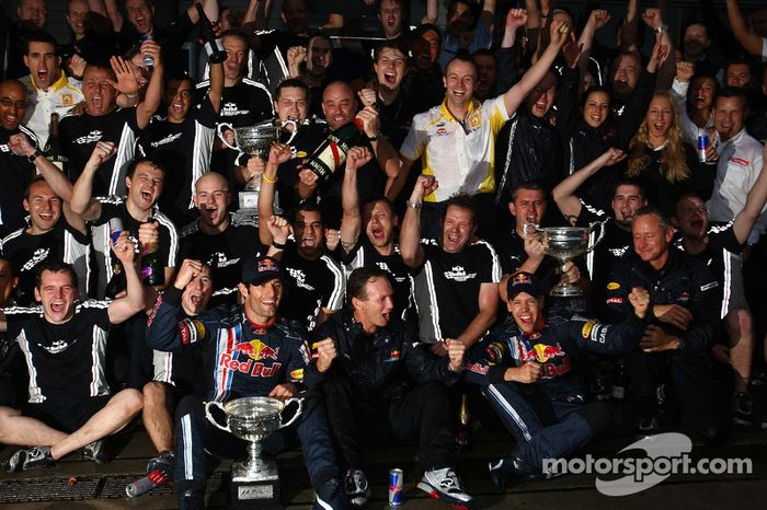 Ganador de la carrera Sebastian Vettel, Red Bull Racing celebra con los miembros del equipo Mark Web