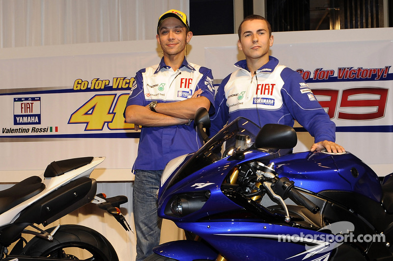 Yamaha R1 en Tokyo: Valentino Rossi, Fiat Yamaha Team y Jorge Lorenzo, Fiat Yamaha Team