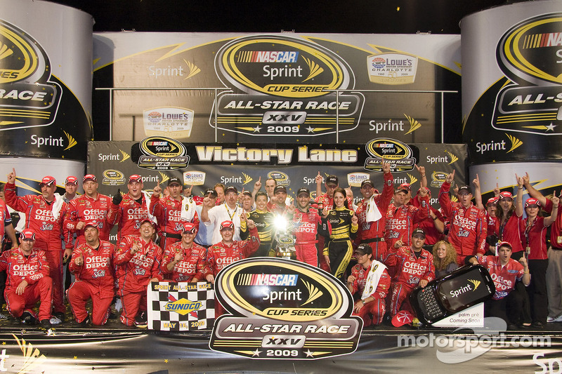 Victory lane: race winner Tony Stewart, Stewart-Haas Racing Chevrolet celebrates