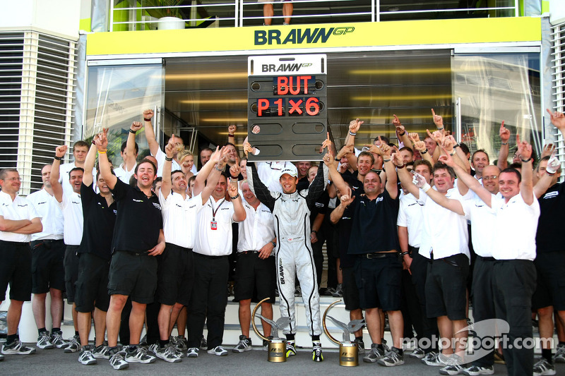 Jenson Button, Brawn GP celebrates with the team