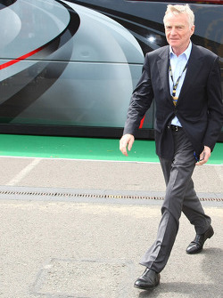 Max Mosley,le Président de la FIA sortant du motorhome de Bernie Ecclestone.