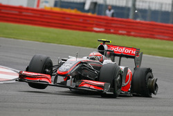 Heikki Kovalainen, McLaren Mercedes a une crevaison