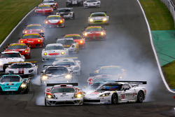 Départ : crash entre la #14 K plus K Motorsport Saleen S7R: Karl Wendlinger, Ryan Sharp, #2 Vitaphone Racing Team Maserati MC 12: Miguel Ramos, Alex Müller et la #19 Luc Alphand Aventures Corvette C6R: Xavier Maassen, Thomas Biagi