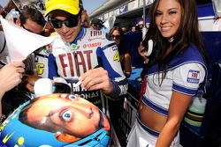 Valentino Rossi, Fiat Yamaha Team con una encantadora chica de Yamaha