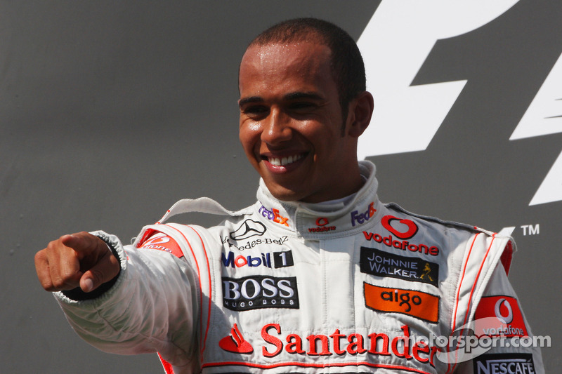 Hamilton comemora vitória na Hungria, em 2009, em fim de semana fatídico para Felipe Massa, que sofreu grave acidente no treino de classificação