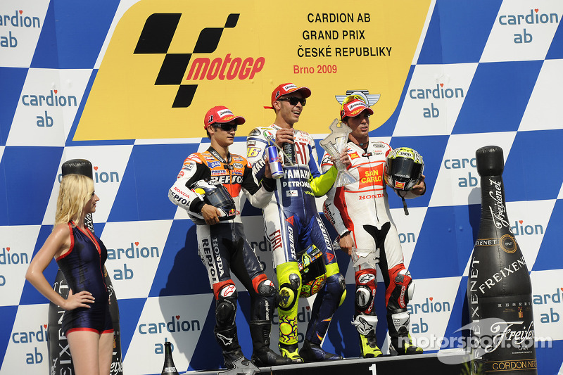 Podio: Valentino Rossi, Fiat Yamaha Team, ganador de la carrera, segundo lugar equipo de Repsol Hond