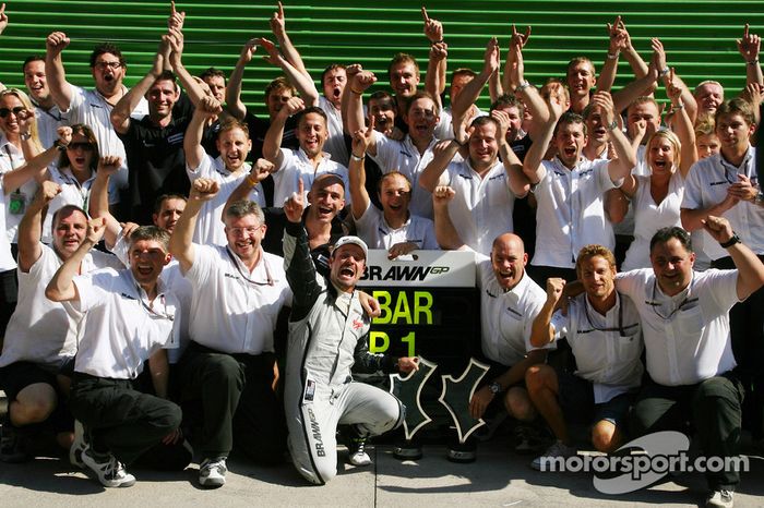 Race winner Rubens Barrichello, BrawnGP celebrates with Ross Brawn and his team