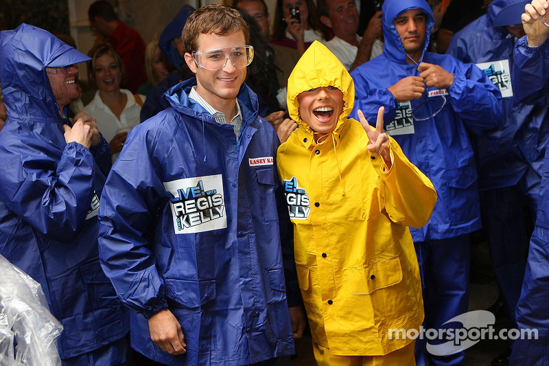 Kelly Ripa avec le pilote de NASCAR Kasey Kahne