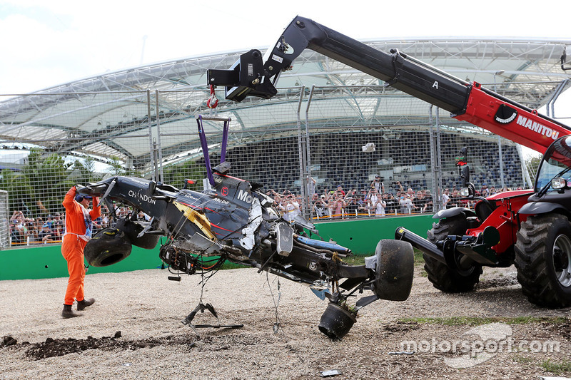 El McLaren MP4-31 de Fernando Alonso, McLaren se retira de la trampa de grava