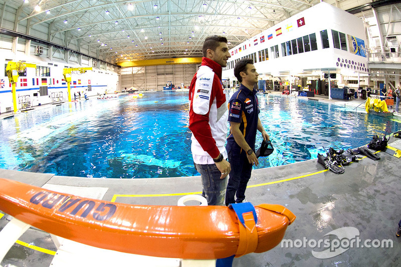 Andrea Iannone, Ducati Team, Dani Pedrosa, Repsol Honda Team durante una visita a la NASA Johnson Space Center